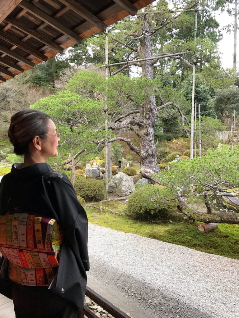 寺院の庭園を眺めている後ろ姿