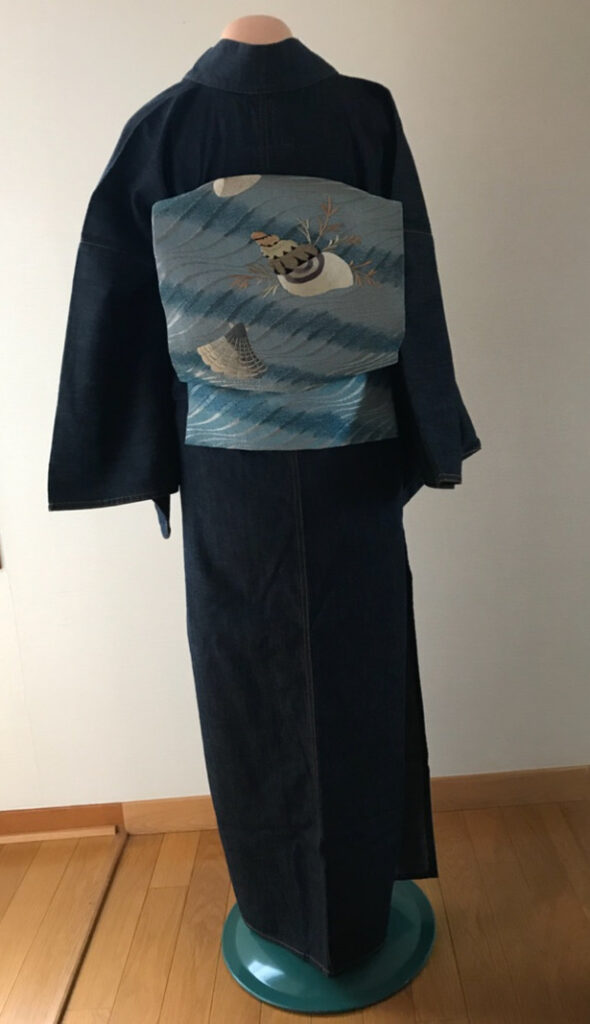 ボディ着付けしたデニム着物と貝の帯