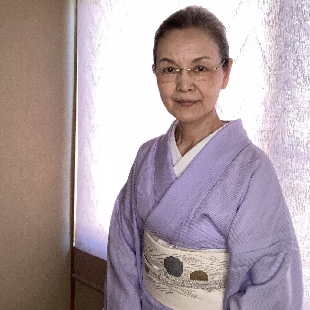 縦絽の色無地に夏名古屋帯、襦袢は白の爽竹襦袢で、襟元が決まります