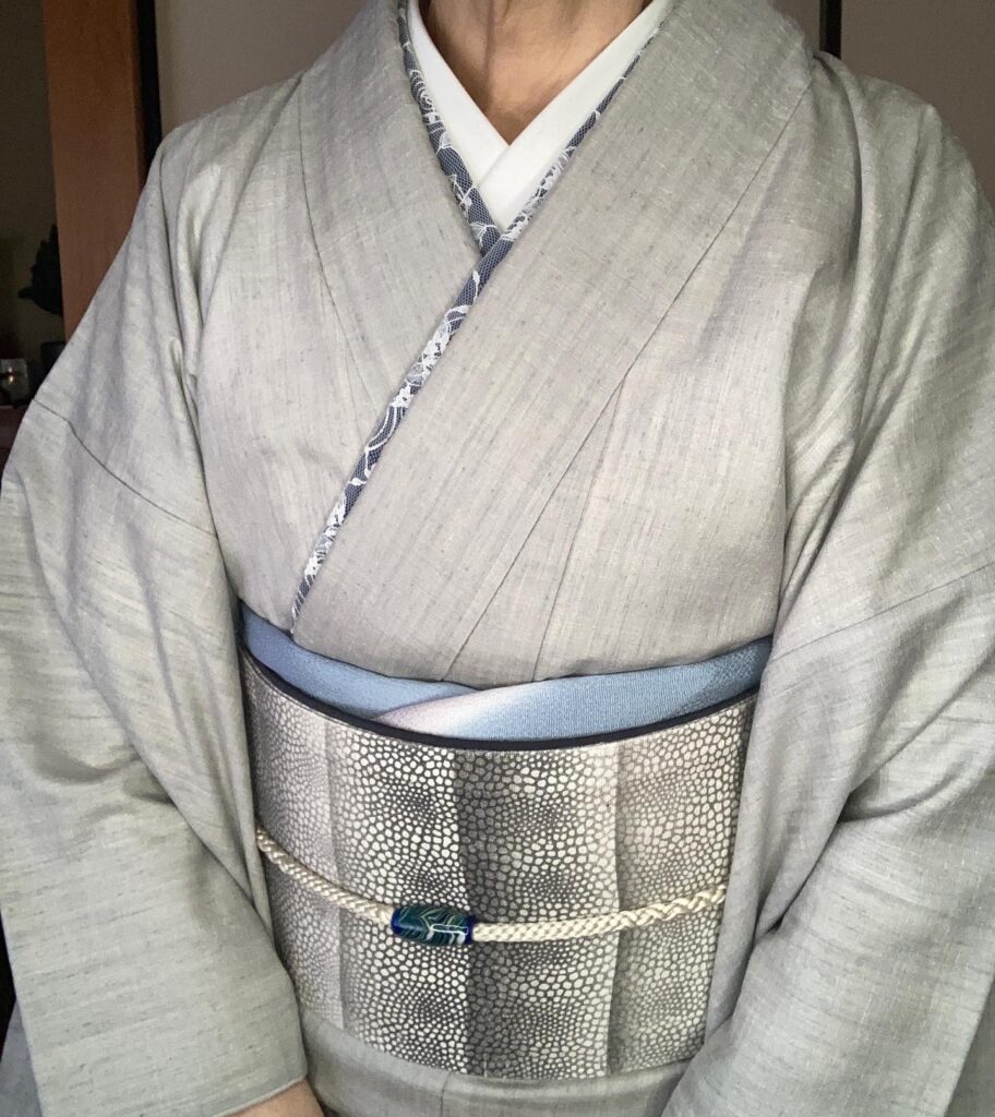 結城紬に帯揚げをスッキリといりくに仕上げ