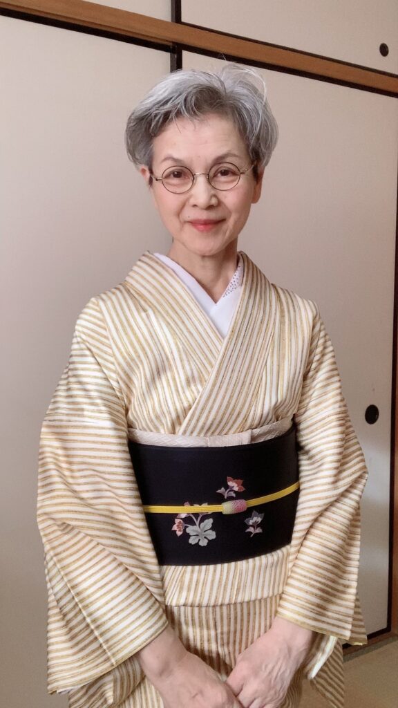 黒い帯とベージュの帯揚げで全体をほどよく引き締めています。これくらいの組み合わせなら、カジュアルなお出かけにも無理なく馴染む装いです。