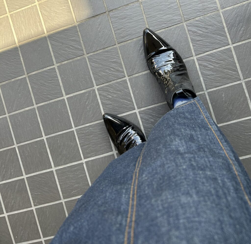 デニム着物にエナメルのショートブーツで軽快に