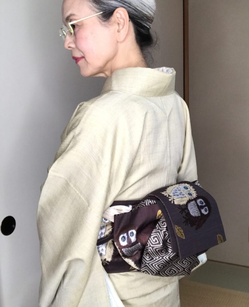 文庫結びの変化で最後に余った部分をくるっと被せるリボン返しの写真