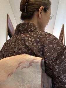 ヘビロテしすぎて裾が擦り切れてしまったポリの夏着物です。