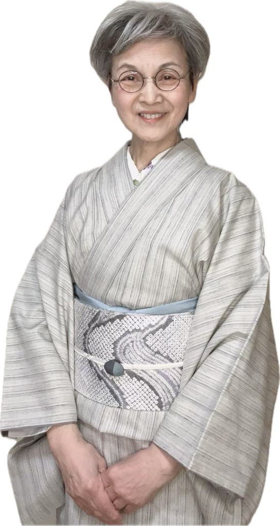 グレーと白の縞柄の結城紬× 白とグレーの絞りの帯 × 同系色の帯揚げ&帯留め