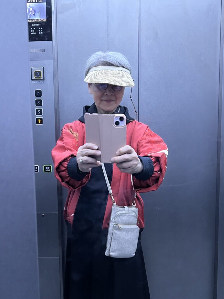 ブルゾンをエレベーターで自撮りしている写真