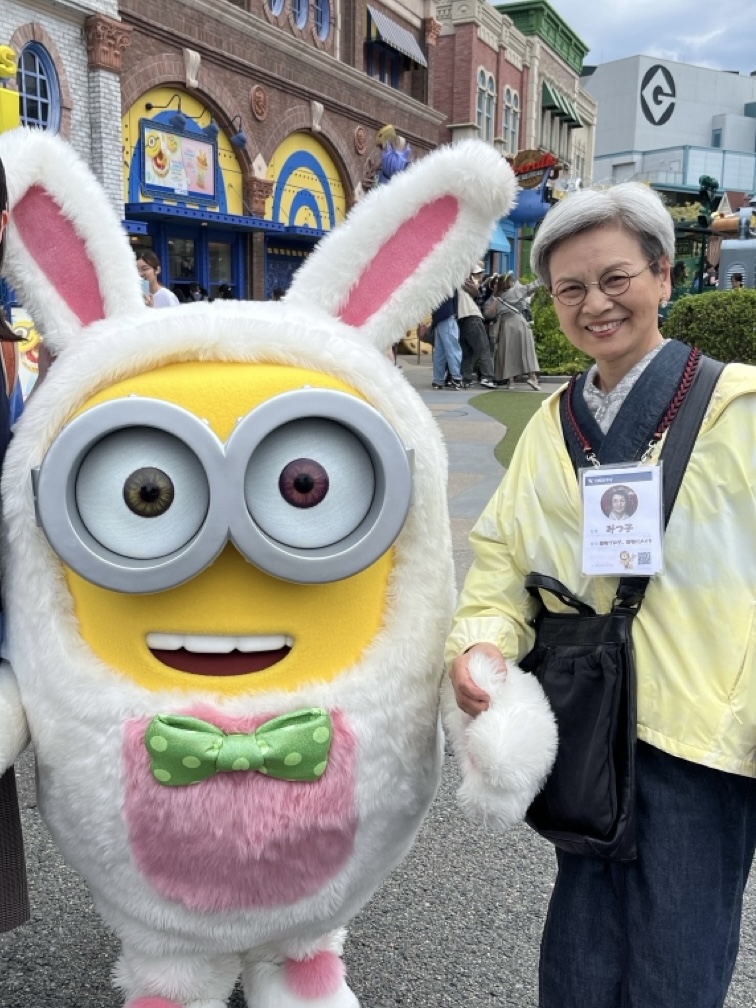 デニム着物の上にパーカーを着ている写真