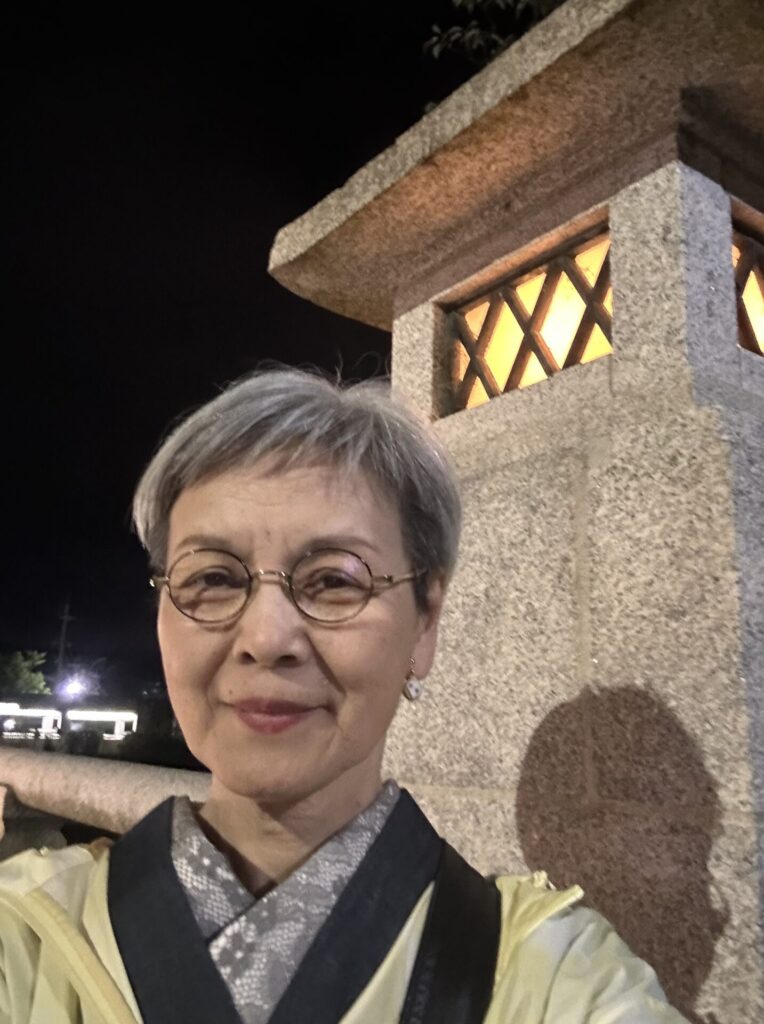 帰宅途中の襟元が綺麗なままの写真