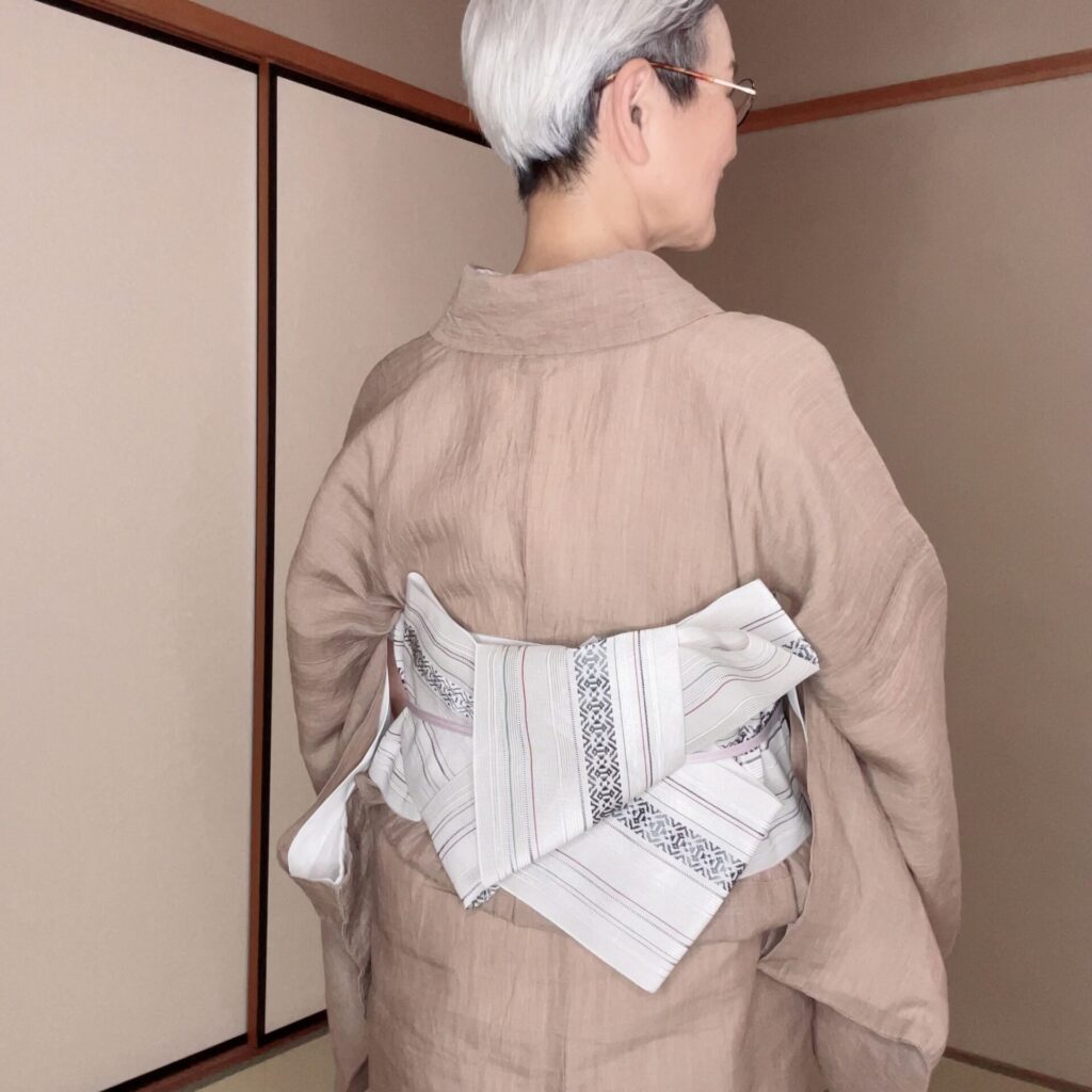 博多紗献上帯をコンパクトな吉弥結びにしている写真