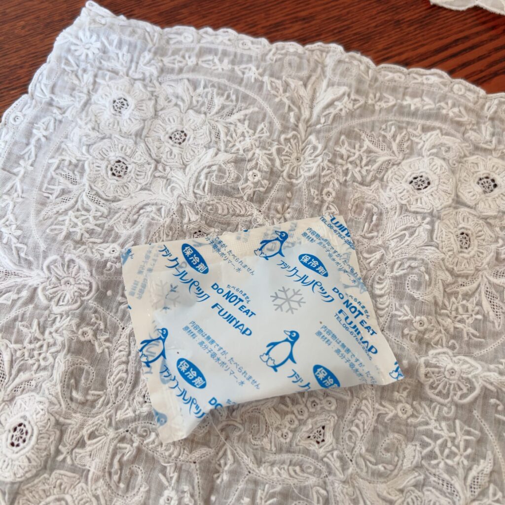 保冷剤を麻のハンカチに包む写真