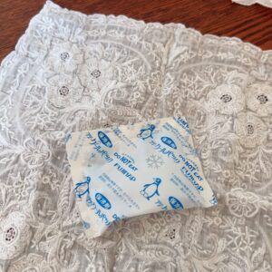 ハンカチに包んだ保冷剤の写真