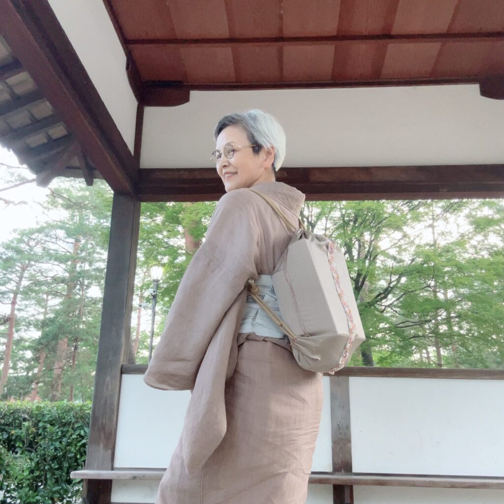 片袖からリメイクしたリュックを背負っている写真