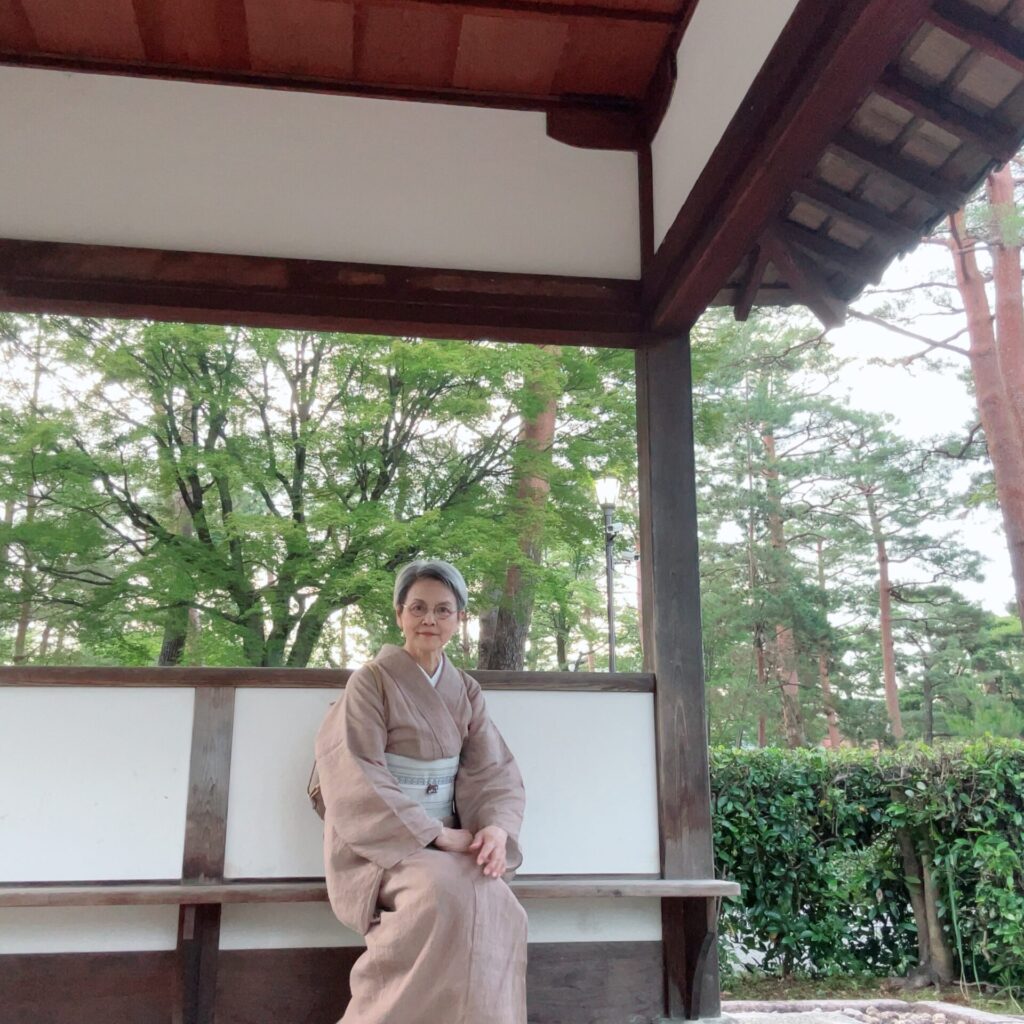 帰り道の社で一休みの写真