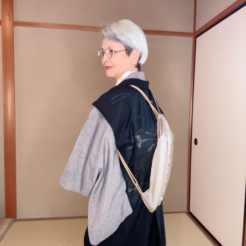 マックブックが入った片袖リュックを背負った写真