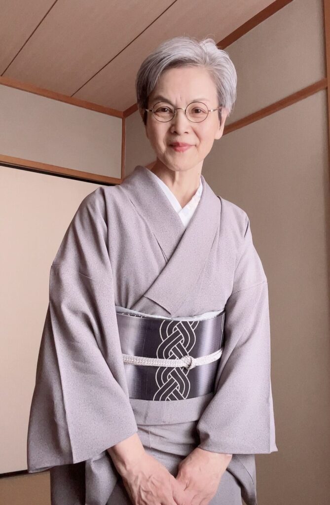 講師として活動する中で誂えた着物や帯は、落ち着いた色合いや控えめな柄など、おとなしい雰囲気のスタイルが主流でした。
