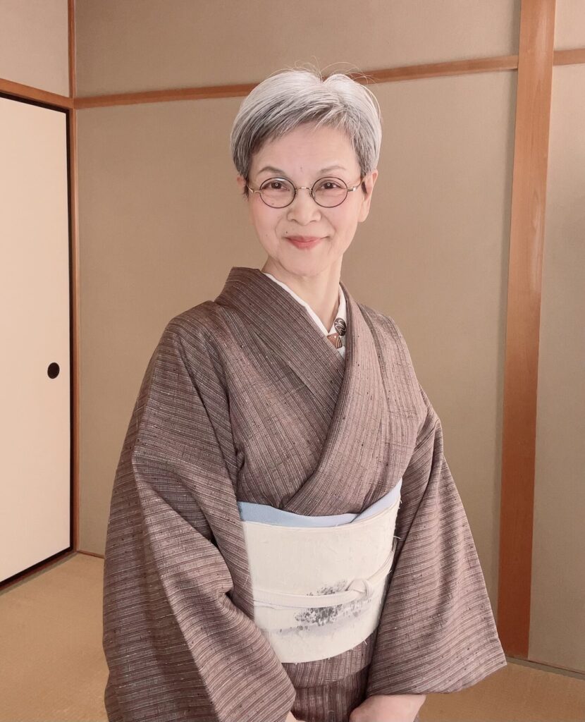 紅花紬で有名な染織作家、山岸幸一氏の紅花紬に、着物好きの和裁士でもある大先輩にいただいた個性的なひげ紬の帯です。半衿のバレンタインのチョコの刺繍をコーディネートのポイントに！