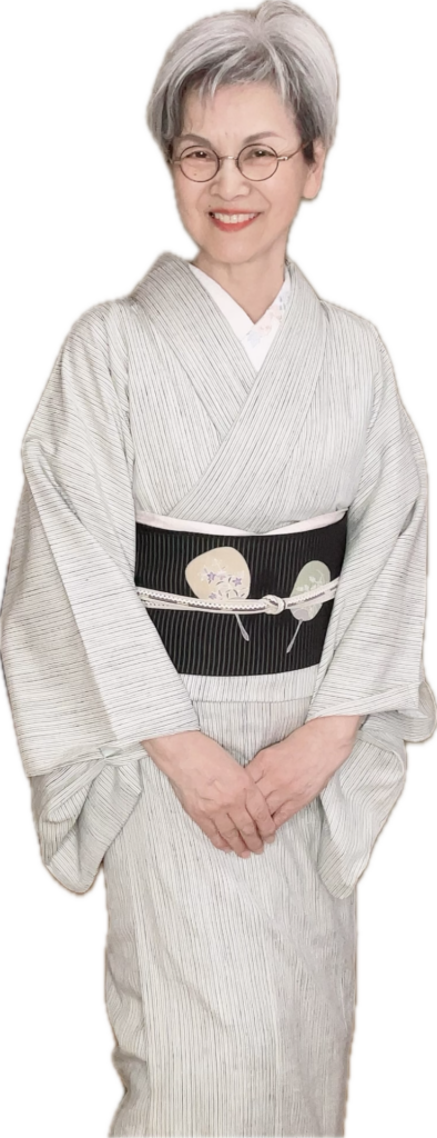 単衣の着物に、うちわ柄の夏帯を合わせたコーディネート。季節を先取りした初夏の装い。