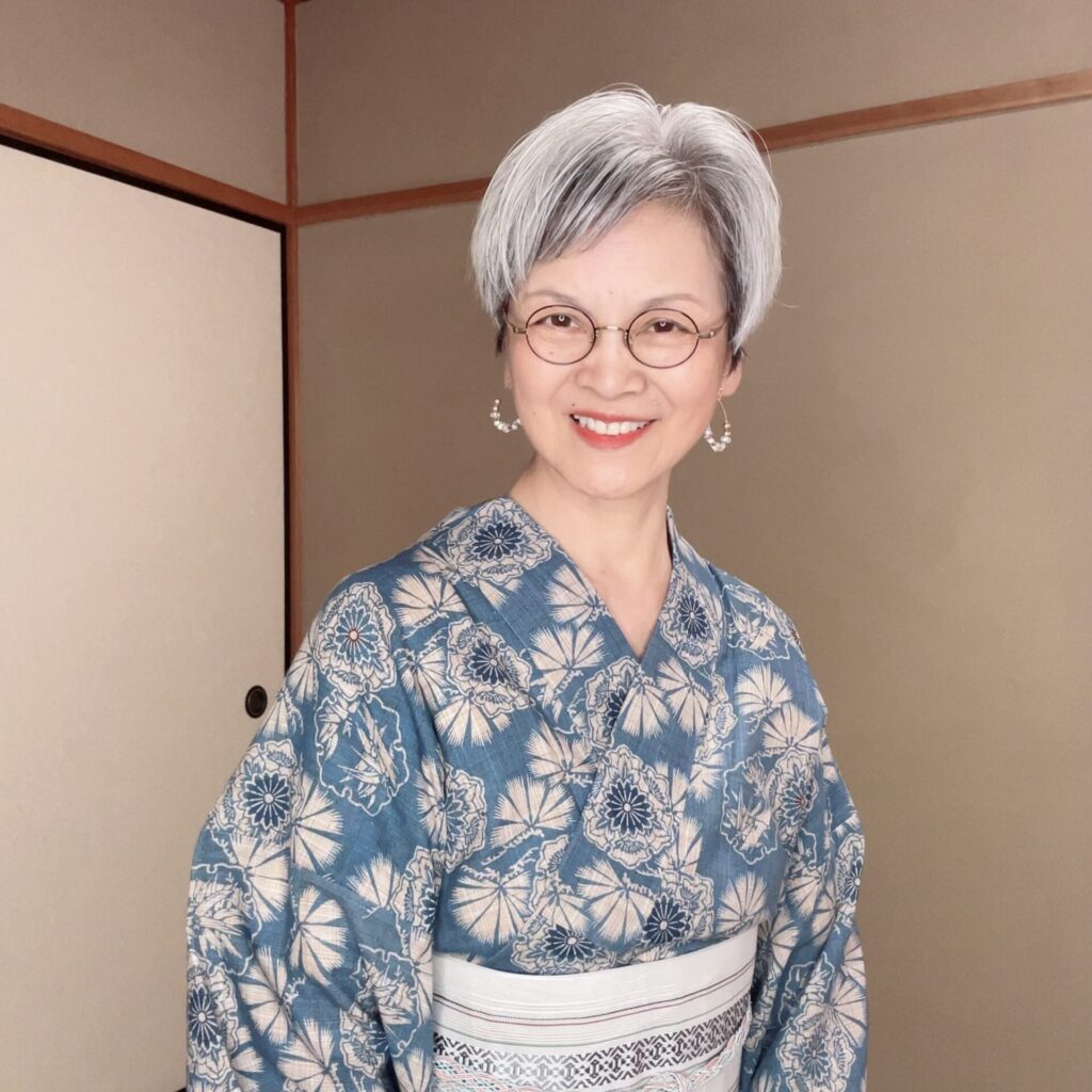 浴衣にちょっと大振りなイヤリングを付けた写真