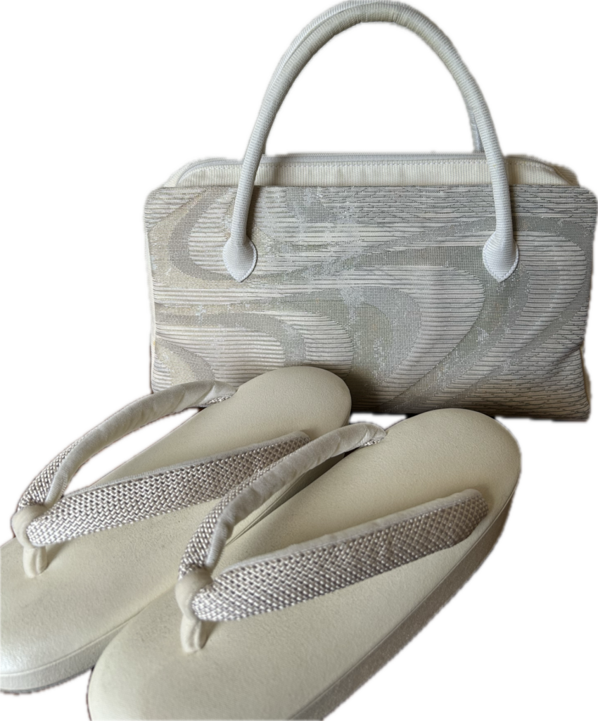 どちらにも対応可能な着物用の草履、バッグの写真