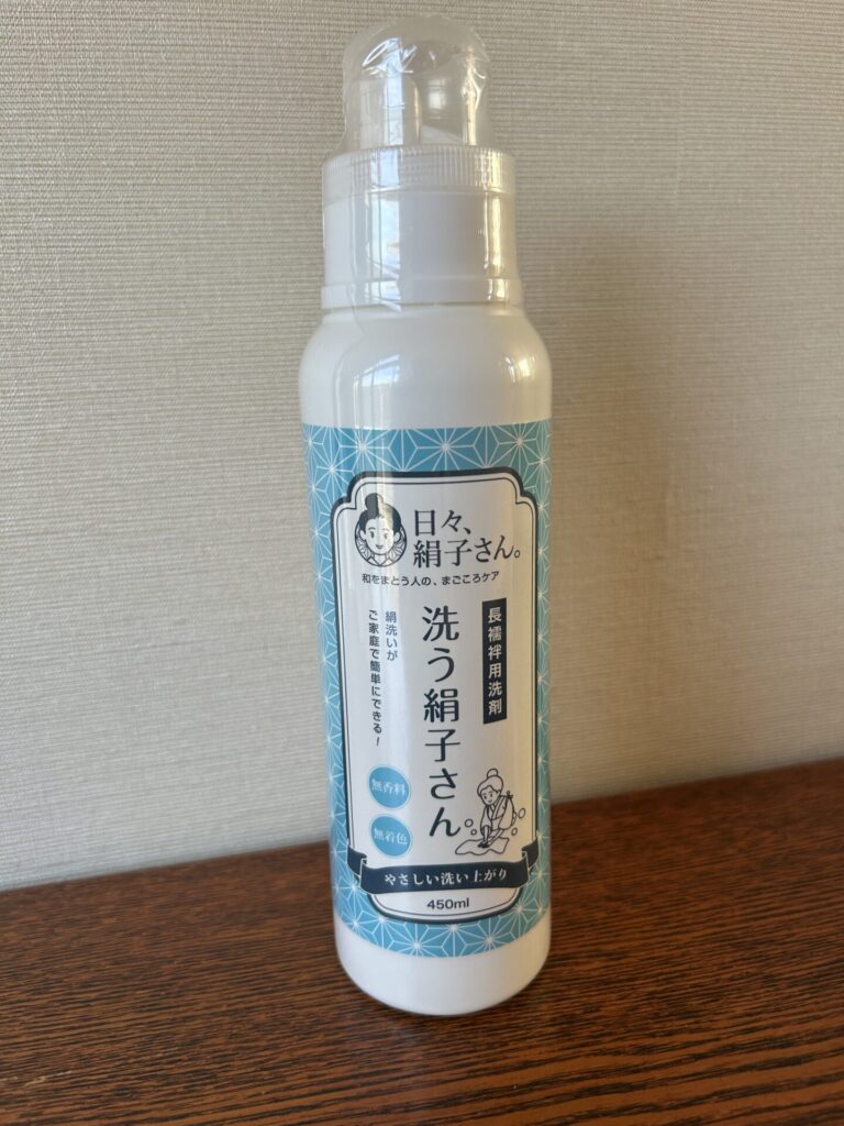 「洗う絹子さん」という正絹襦袢洗いの洗剤の写真