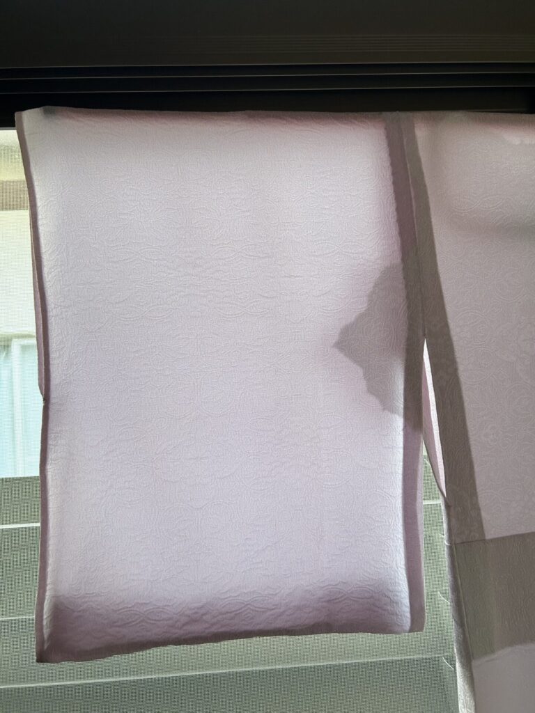 袖を洗う絹子さんで洗って干している写真