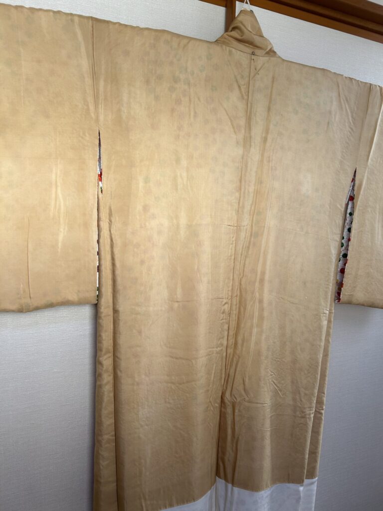 保管状態が悪く胴裏がまっ黄色に変色した着物