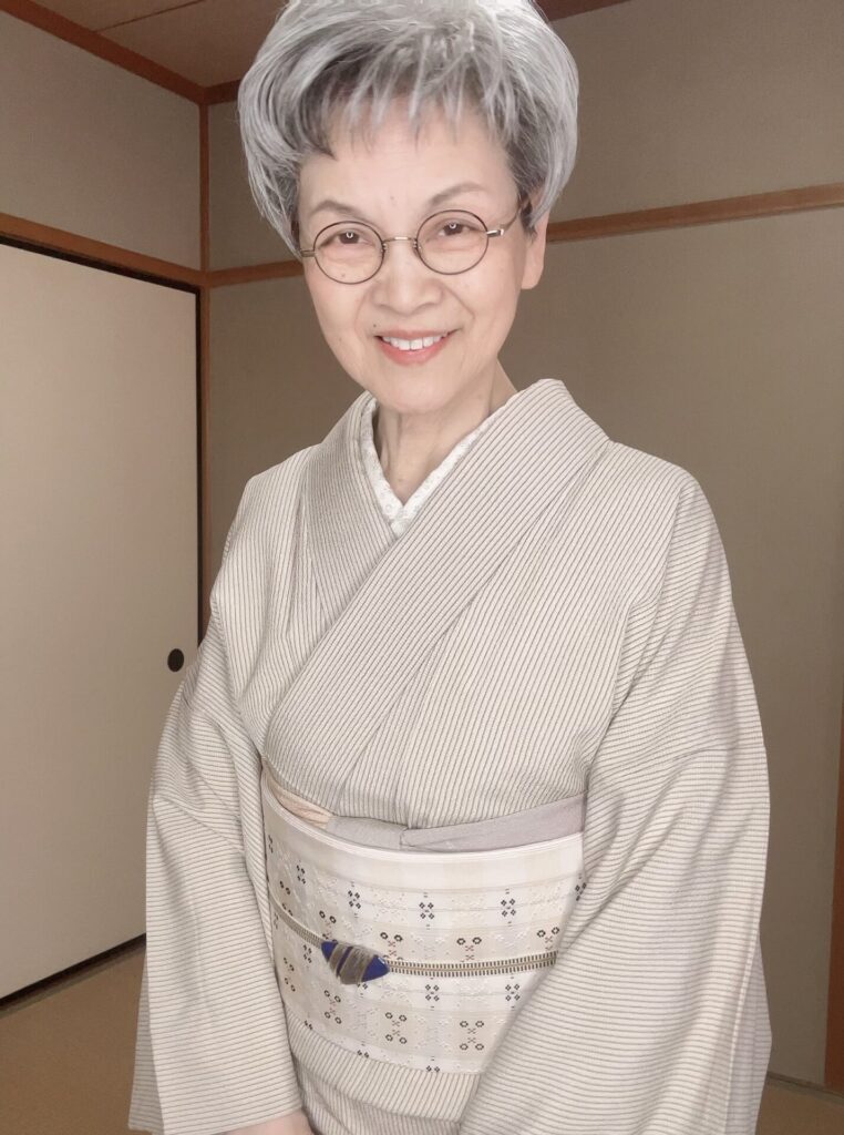ベージュ系の帯に、涼やかなサックスブルーの帯締めの写真