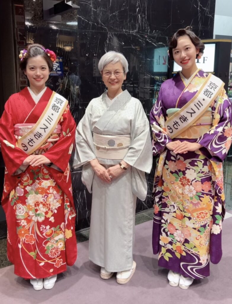 アイス・ブルーのお召に白の帯をしめてきものカンタービレに行った写真