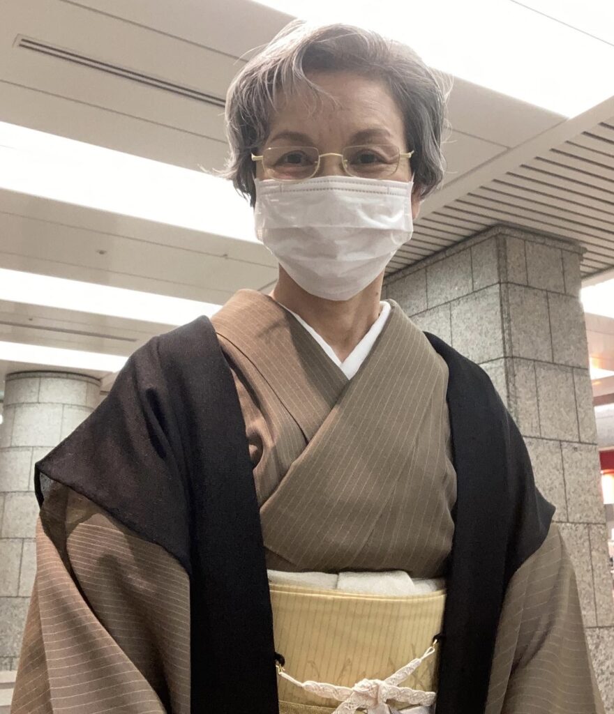 男性用の夏羽織を袖無し羽織にして生地に穴が空くほど愛用していました