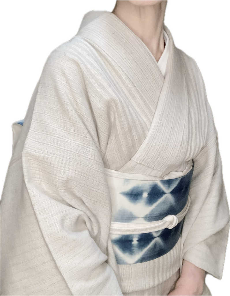 単衣の紬に藍染の名古屋帯。帯締め帯揚げをスッキリ仕上げてゆったり着付け
