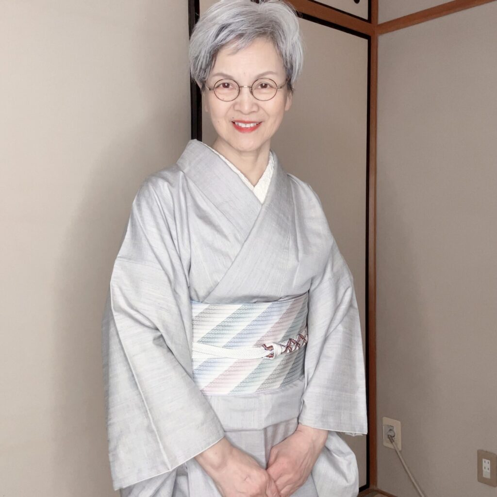 新年会に無地結城紬に染の名古屋帯でよそ行き感も出しながら洋服に混じってもあまり目立たないコーディネートを楽しみました。
