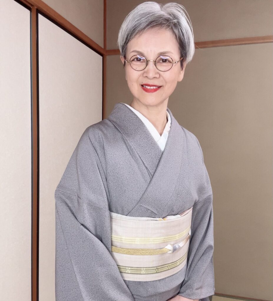 補正を正し、単衣のお召しに夏名古屋帯でスッキリ着付け。