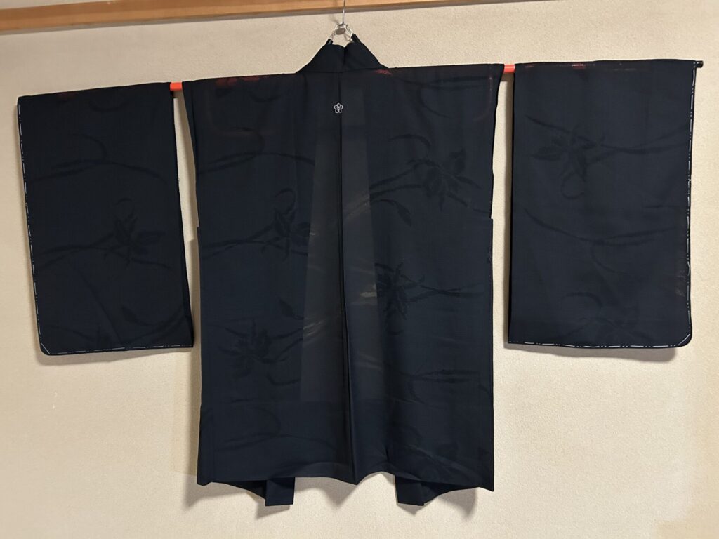 亡き姉のしつけがついたままの夏用喪羽織りの袖を外しました
