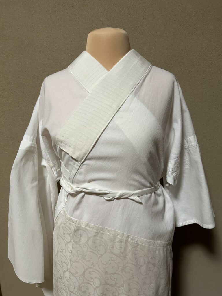 絽の衿と袖を安全ピンで付けています