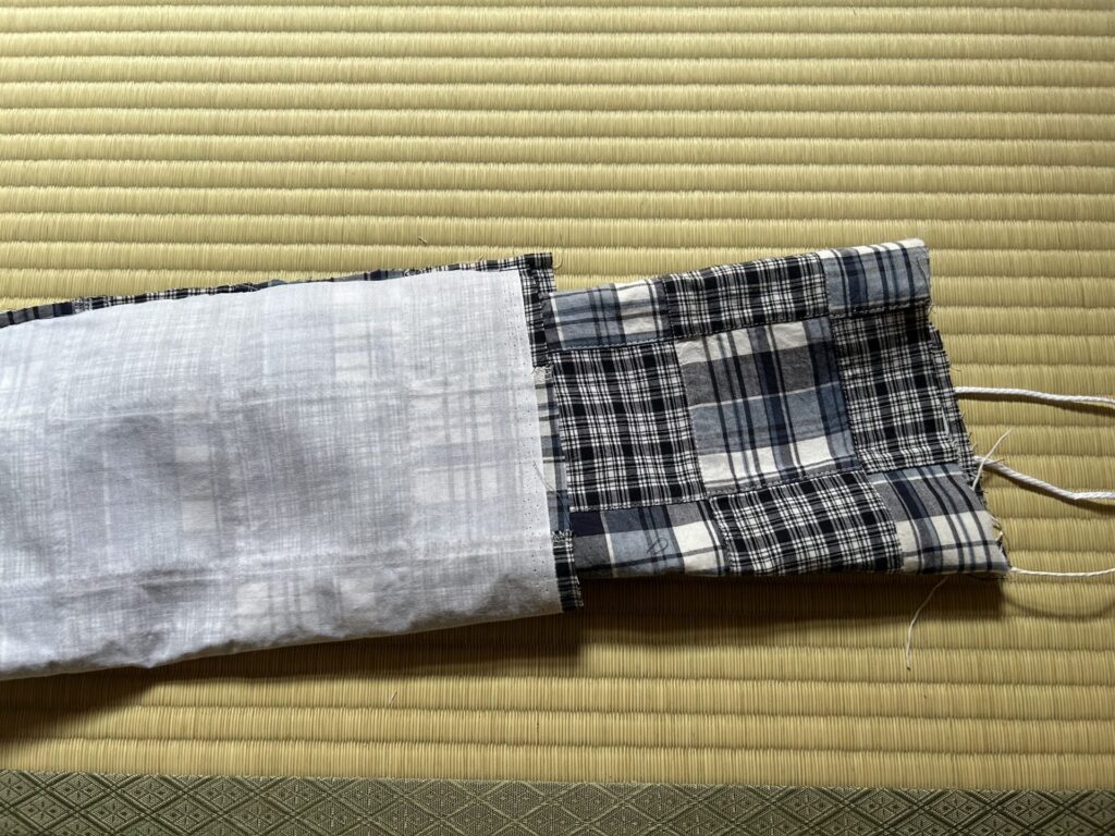 帯を表に返すために中に3.6m以上の紐を入れて端を留めています