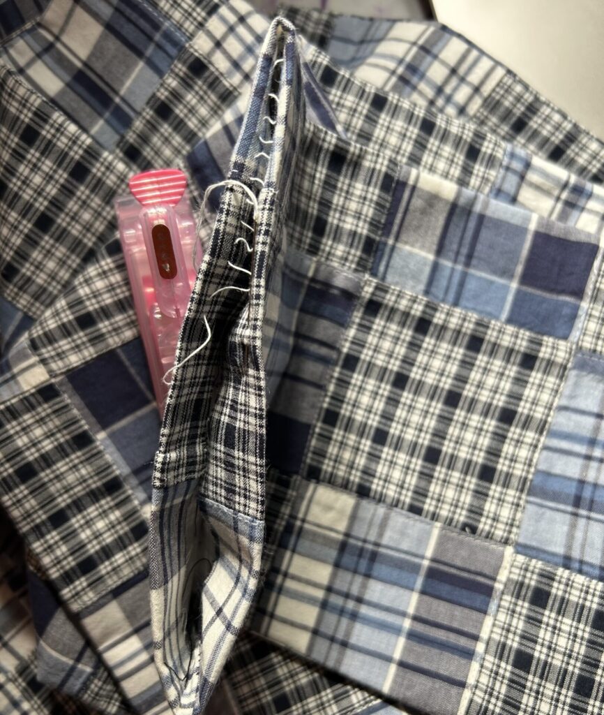 帯端をくけ縫いで閉じます