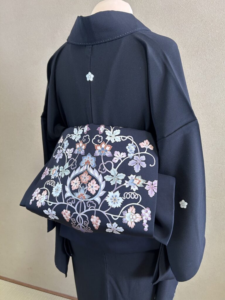 黒紋付に角出し結びでモダンかつ大人の雰囲気を出しています
