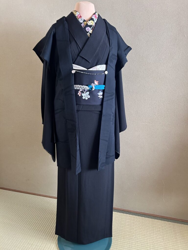 薄羽織を羽織って紋を隠した着姿