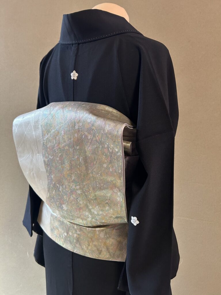 箔が強すぎない袋帯は派手すぎず堅すぎないモダンな柄行