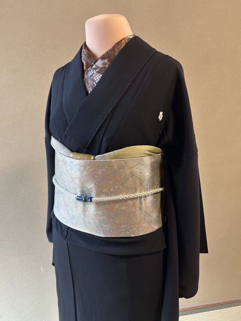 黒紋付に帯締めと帯揚げを変更したモダンなコーディネート