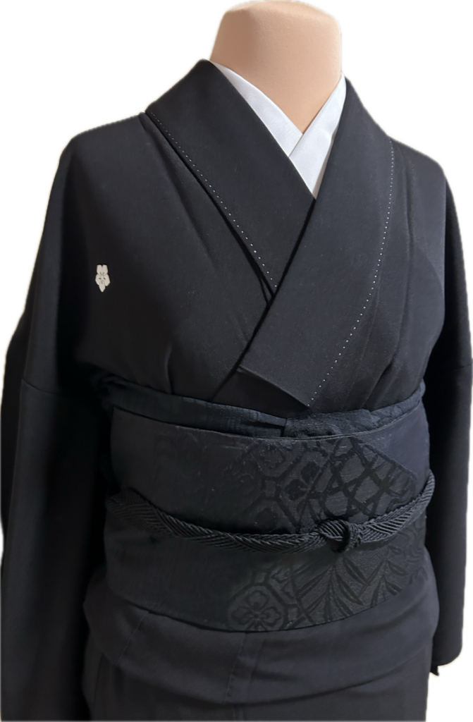 きれいに縫われたぞべ、格式高き凛とした姿が美しい単衣の喪の装い