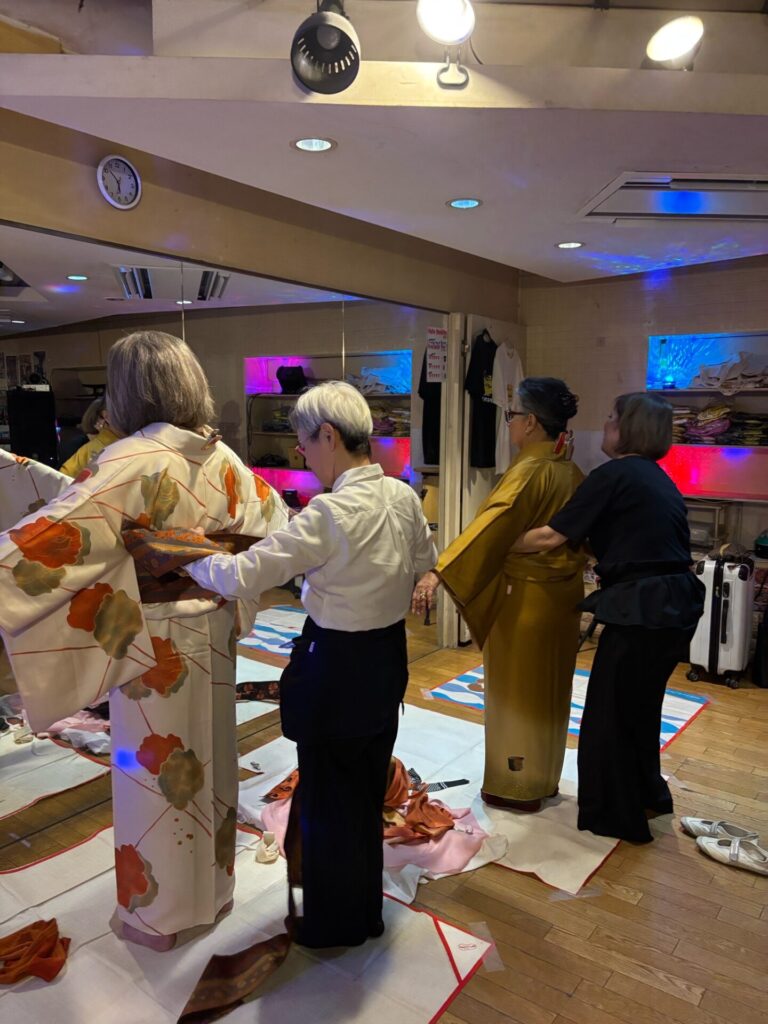 手前が私、楽しくお着付けしています