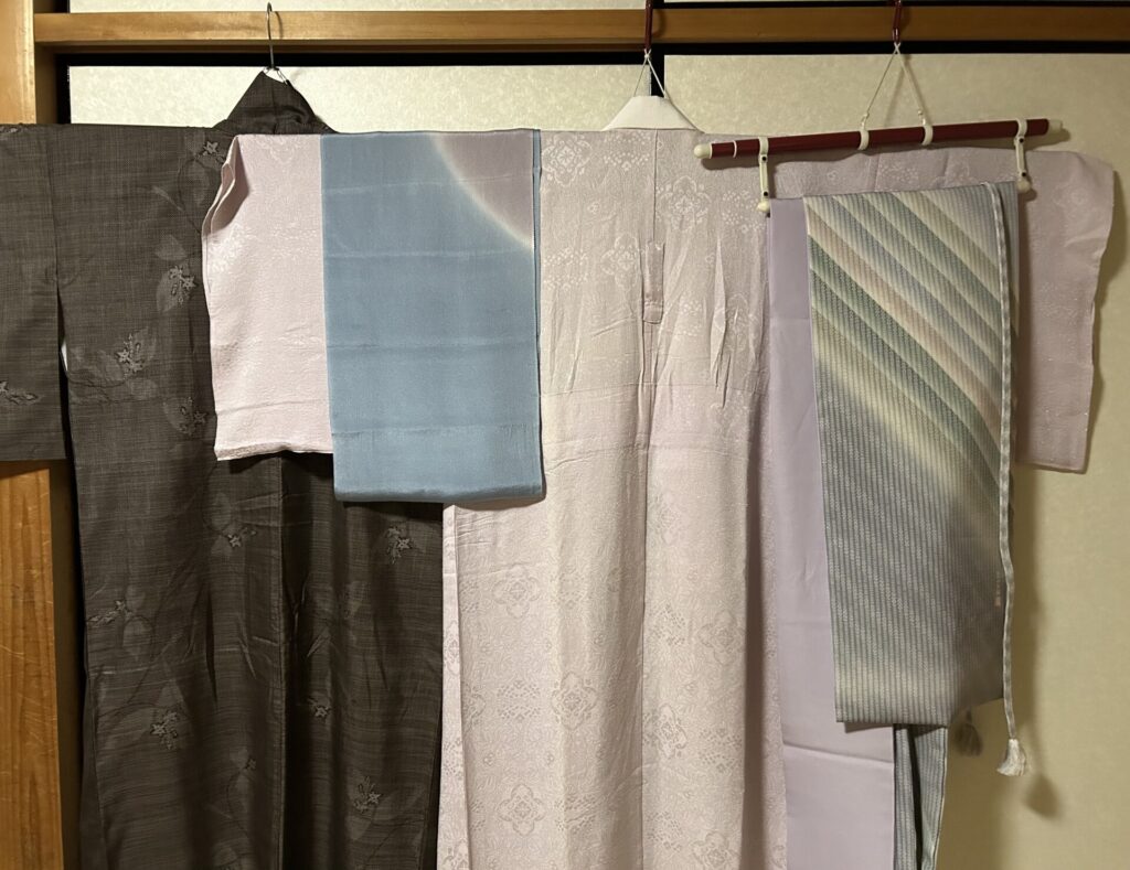 帰宅したらすぐに畳んでしまわず、二〜三時間は湿気を飛ばします。