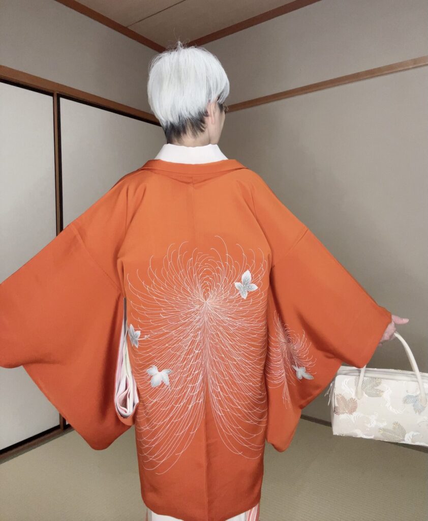 絵羽織という背中で柄がつながっている羽織