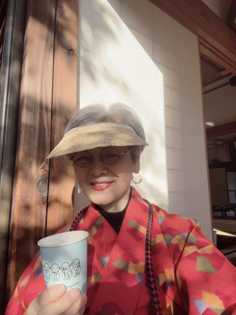 縁側に腰掛けてカフェラテでホッと一休み