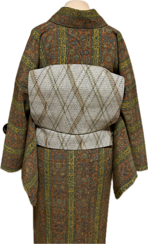 織りの八寸帯、タレ先にも張りがあります