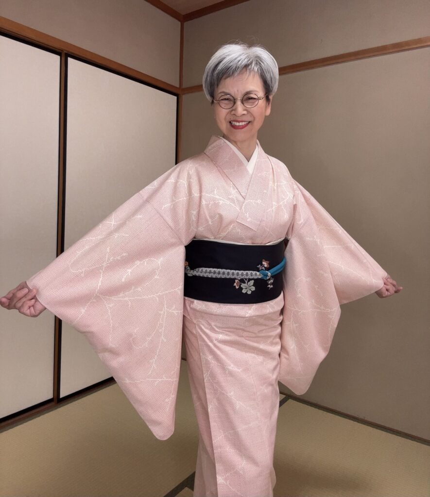 2025年11月派手な紬に年相応の帯でお出かけしました