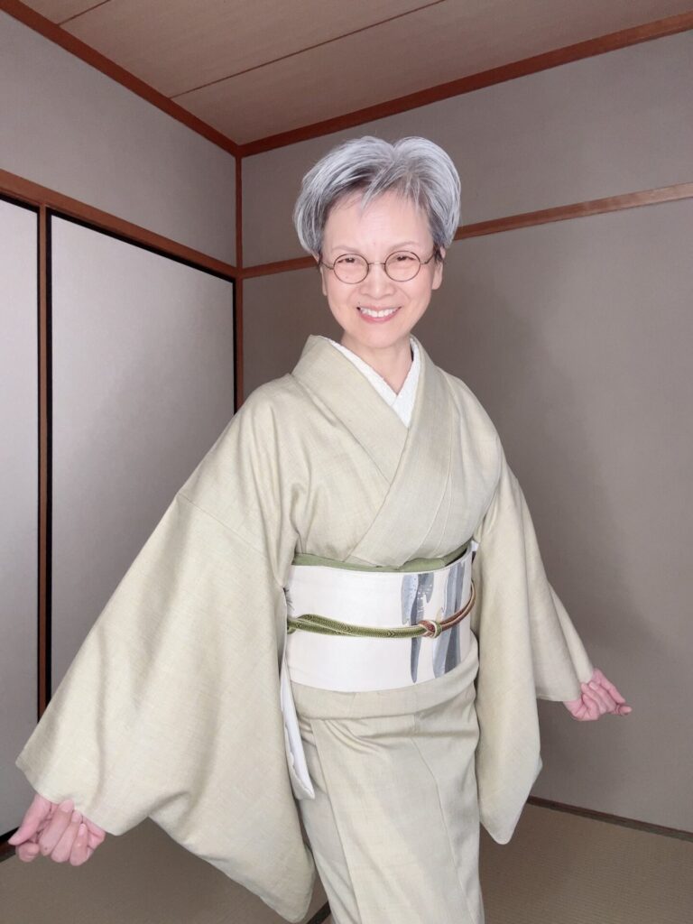 明るいトーンの帯を合わせ、落ち着きの中に華やかさを添えた仕事着コーディネート