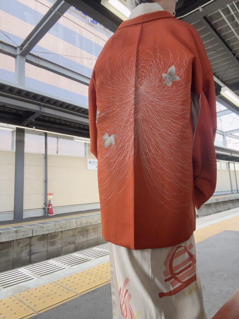 大胆な乱菊が描かれた絵羽織