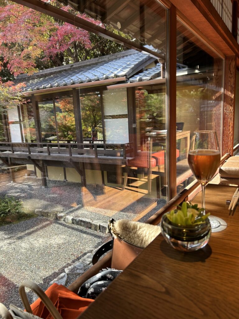 窓際の一等席で、ちょっとした非日常を満喫中です。